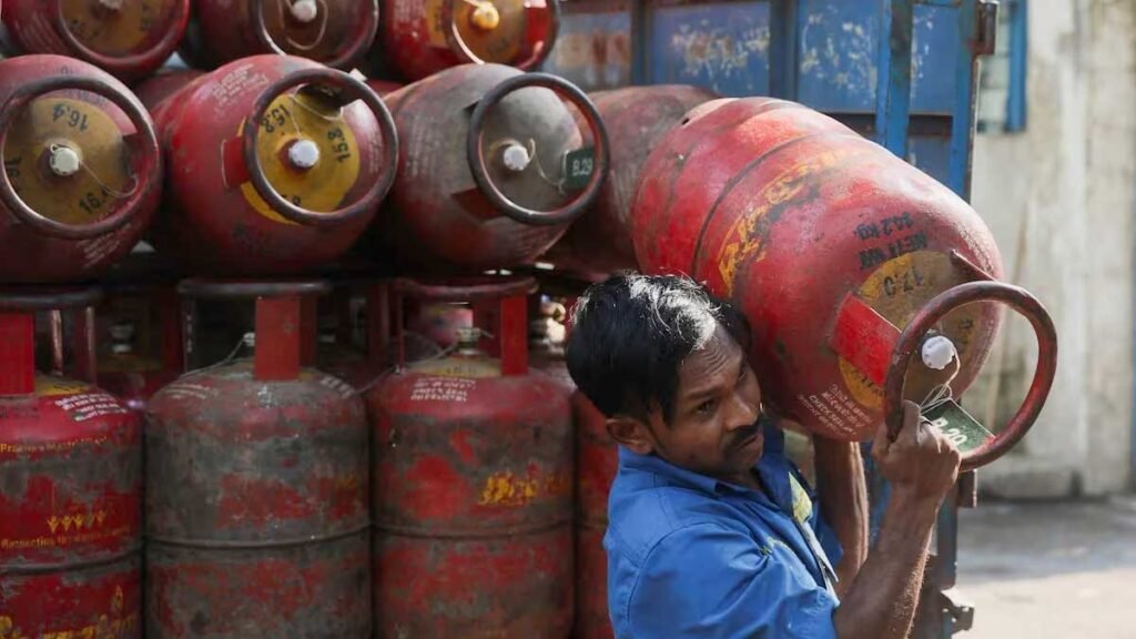मोबाइल फोन से LPG गैस सिलेंडर बुकिंग करते हुए