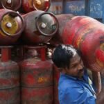 मोबाइल फोन से LPG गैस सिलेंडर बुकिंग करते हुए