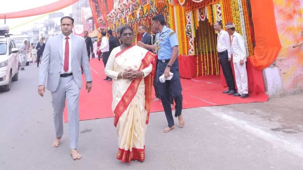राष्ट्रपति द्रौपदी मुर्मू गोवर्धन परिक्रमा करते हुए