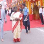 राष्ट्रपति द्रौपदी मुर्मू गोवर्धन परिक्रमा करते हुए