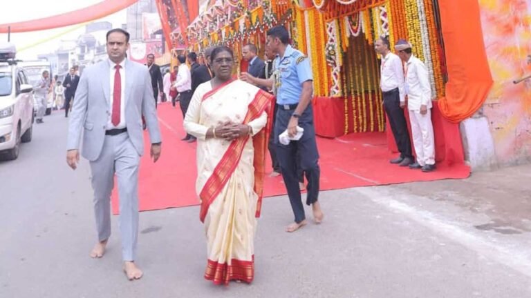 राष्ट्रपति द्रौपदी मुर्मू गोवर्धन परिक्रमा करते हुए