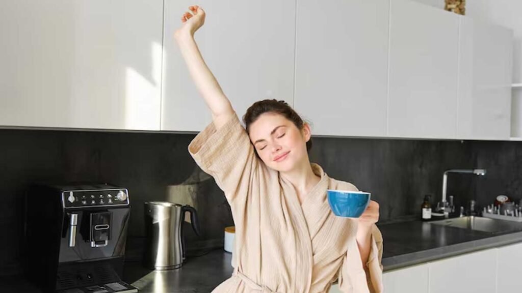 सुबह हेल्दी रूटीन अपनाते व्यक्ति