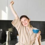 सुबह हेल्दी रूटीन अपनाते व्यक्ति