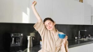 सुबह हेल्दी रूटीन अपनाते व्यक्ति