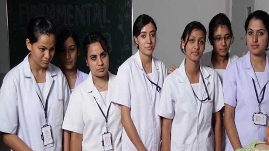 MPESB Group-5 भर्ती 2026 के लिए ऑनलाइन आवेदन करते उम्मीदवार