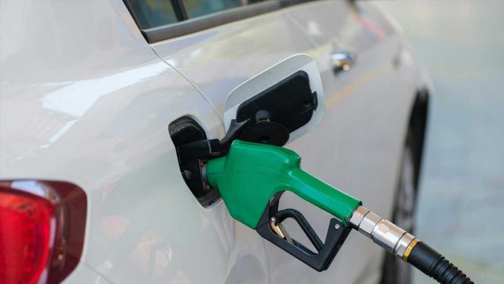 अहमदाबाद में पेट्रोल पंप पर लगी लंबी लाइन