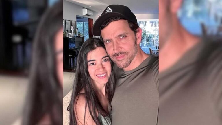 अस्पताल में कमजोर हालत में सबा आजाद