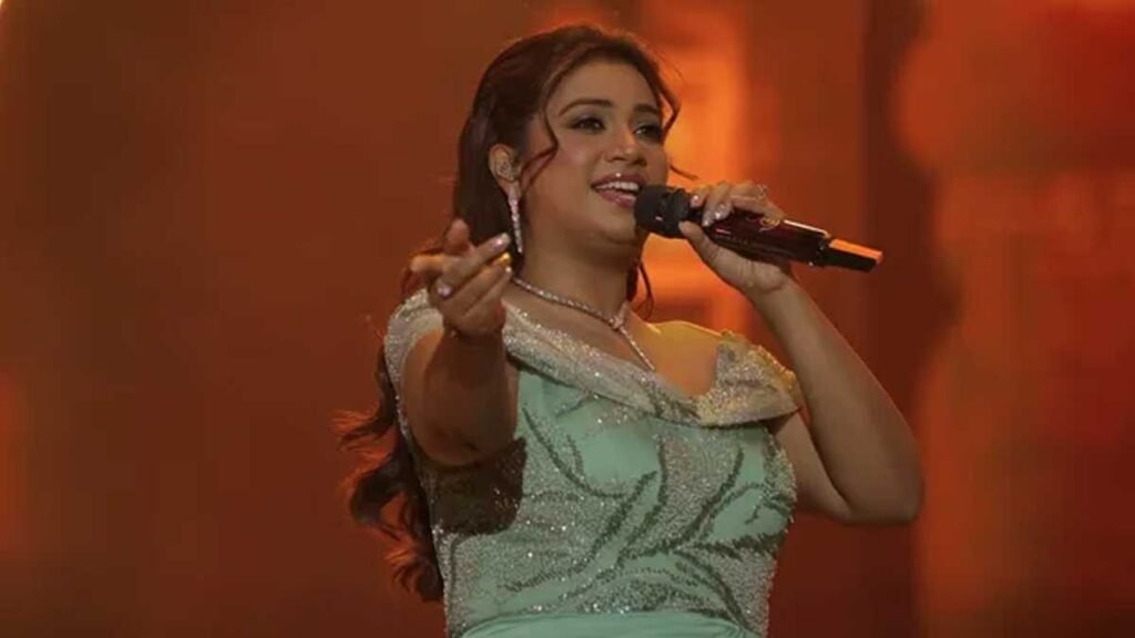 स्टेज पर लाइव परफॉर्मेंस देती सिंगर श्रेया घोषाल