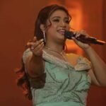 स्टेज पर लाइव परफॉर्मेंस देती सिंगर श्रेया घोषाल