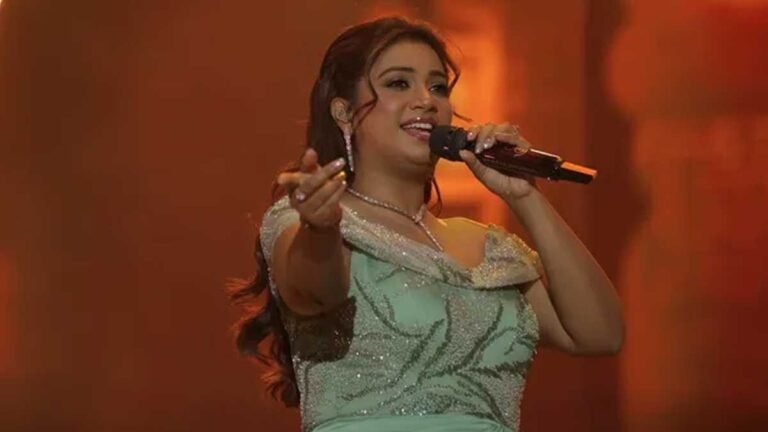 स्टेज पर लाइव परफॉर्मेंस देती सिंगर श्रेया घोषाल