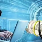 साइलेंट कॉल स्कैम से परेशान व्यक्ति फोन देखते हुए