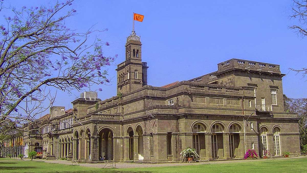SPPU Result 2026 ऑनलाइन चेक करते छात्र