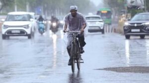 यूपी में काले बादल और बारिश का मौसम