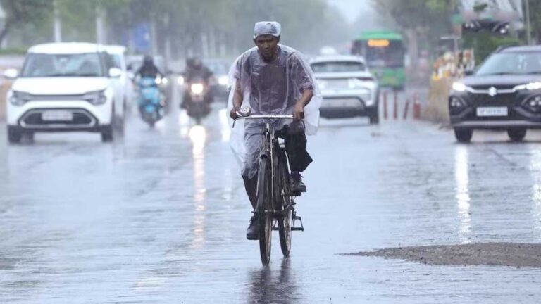 यूपी में काले बादल और बारिश का मौसम