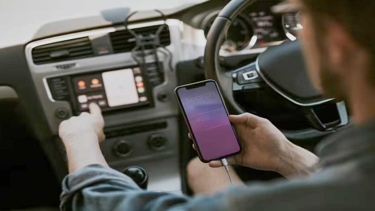कार की स्क्रीन पर Android Auto और Apple CarPlay इंटरफेस