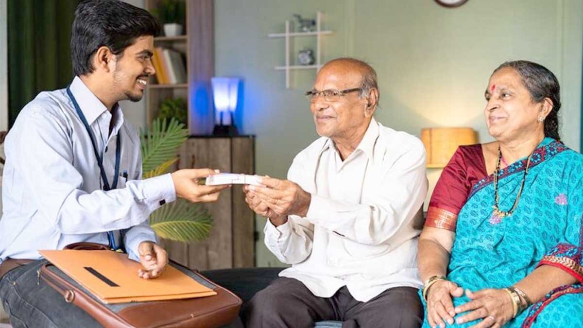 अटल पेंशन योजना के तहत बुजुर्ग को पेंशन मिलते हुए
