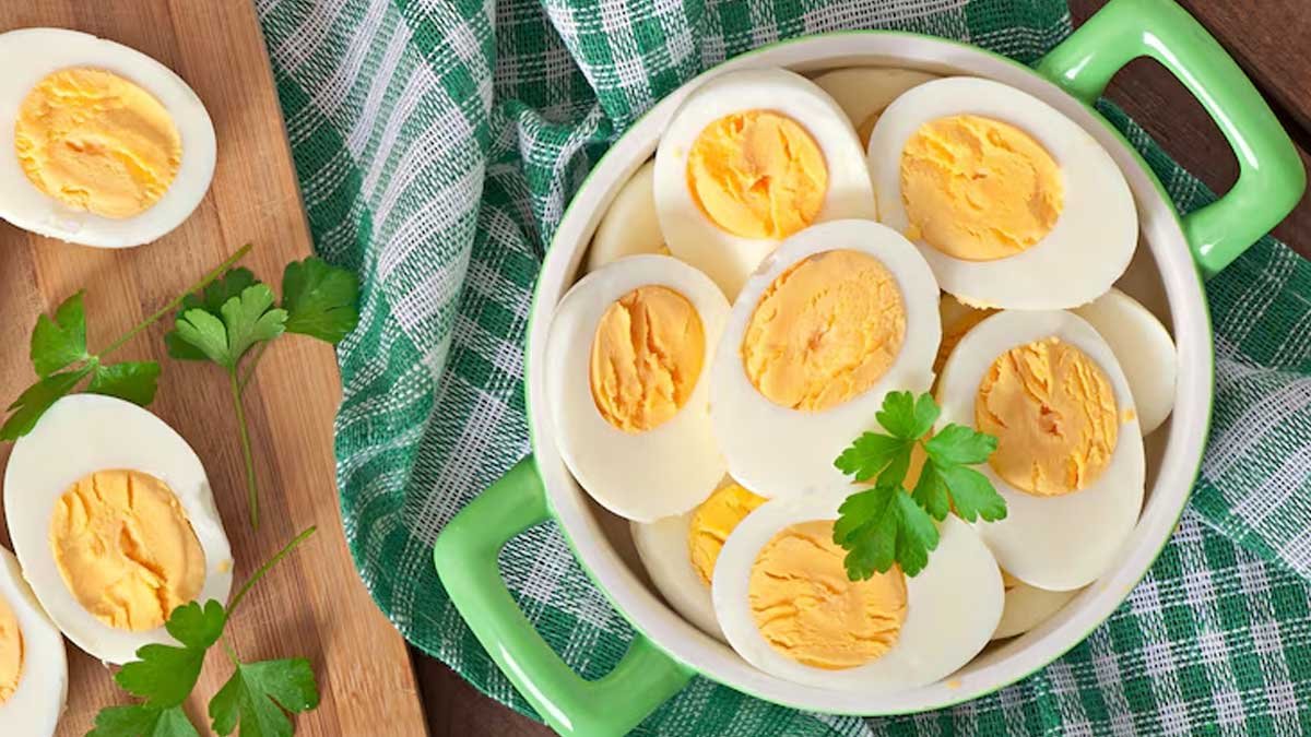 सुबह नाश्ते में उबले अंडे खाते हुए व्यक्ति
