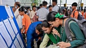 सीबीएसई 10वीं रिजल्ट 2026 ऑनलाइन चेक करते छात्र