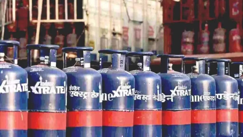 कमर्शियल एलपीजी सिलेंडर की बढ़ी कीमत दिखाता दृश्य