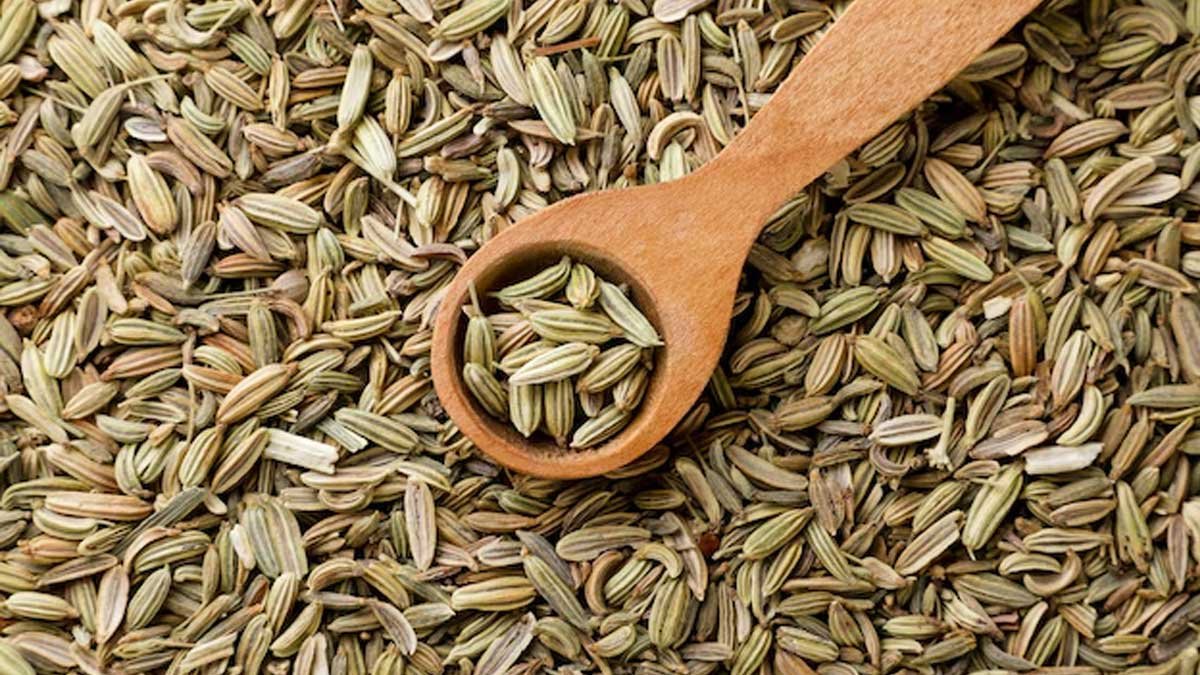 खाने के बाद सौंफ खाते हुए व्यक्ति