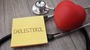 कोलेस्ट्रॉल लेवल की जांच करते हुए व्यक्ति