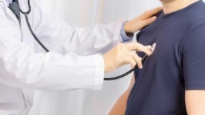 30 की उम्र में जरूरी हेल्थ टेस्ट कराते लोग