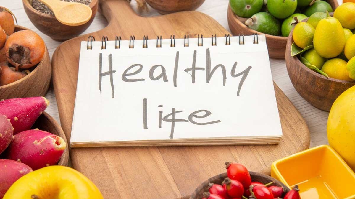 स्वस्थ जीवनशैली अपनाते लोग और एक्सरसाइज करते युवा