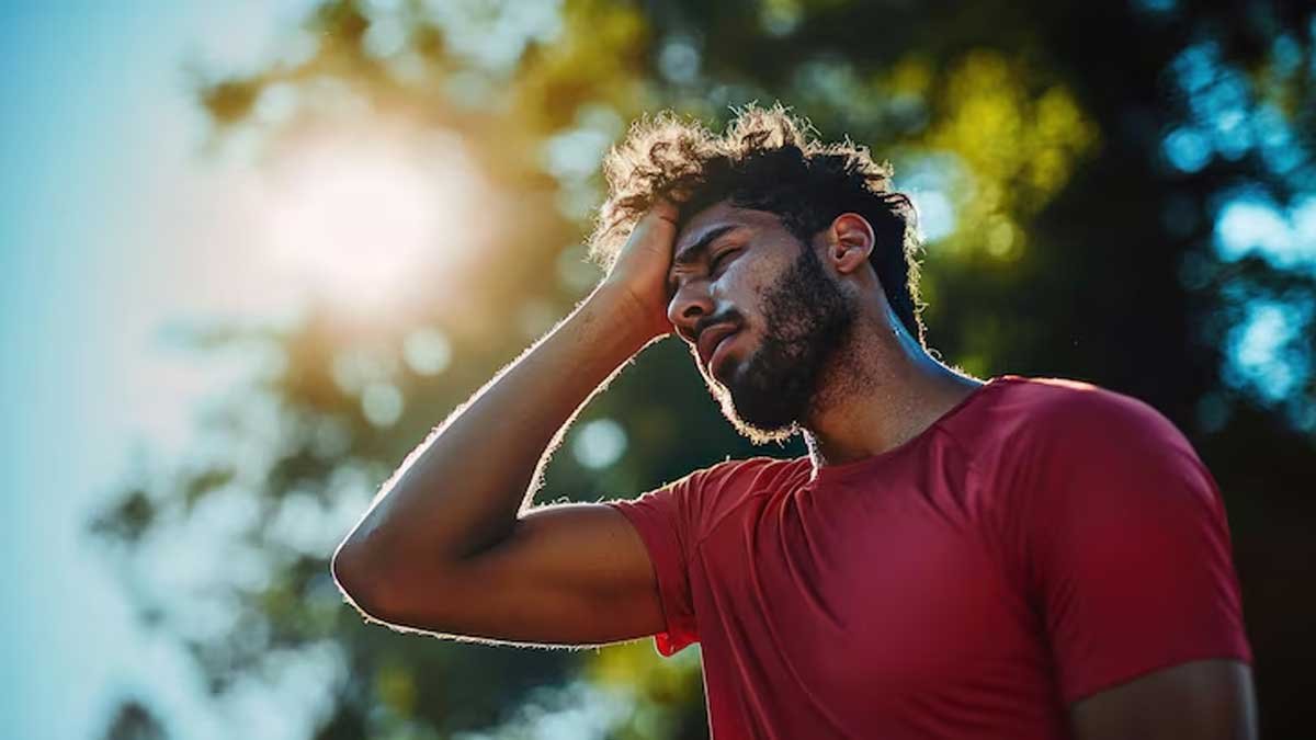 तेज धूप में चलते लोग और गर्मी का असर