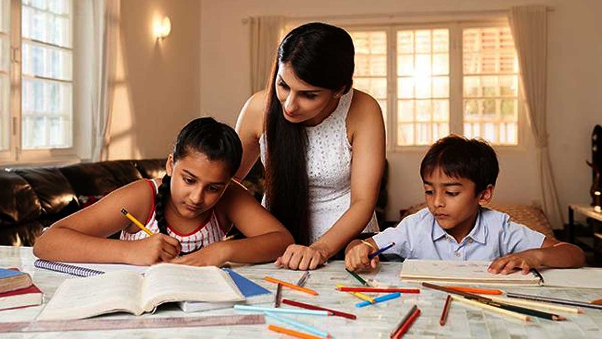 घर पर पढ़ाई करता हुआ बच्चा लैपटॉप के साथ