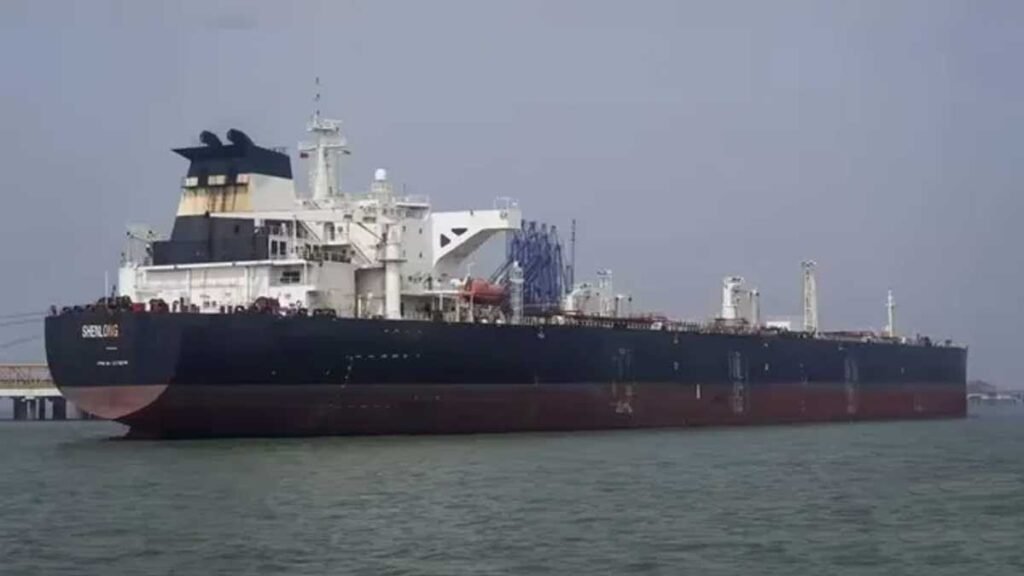 ईरानी तेल से भरा जहाज वाडिनार पोर्ट की ओर बढ़ता हुआ