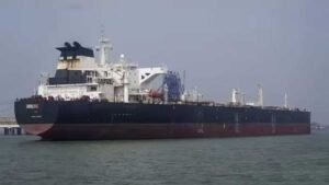 ईरानी तेल से भरा जहाज वाडिनार पोर्ट की ओर बढ़ता हुआ