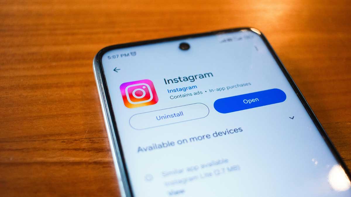 मोबाइल पर Instagram Reels देखते हुए यूजर