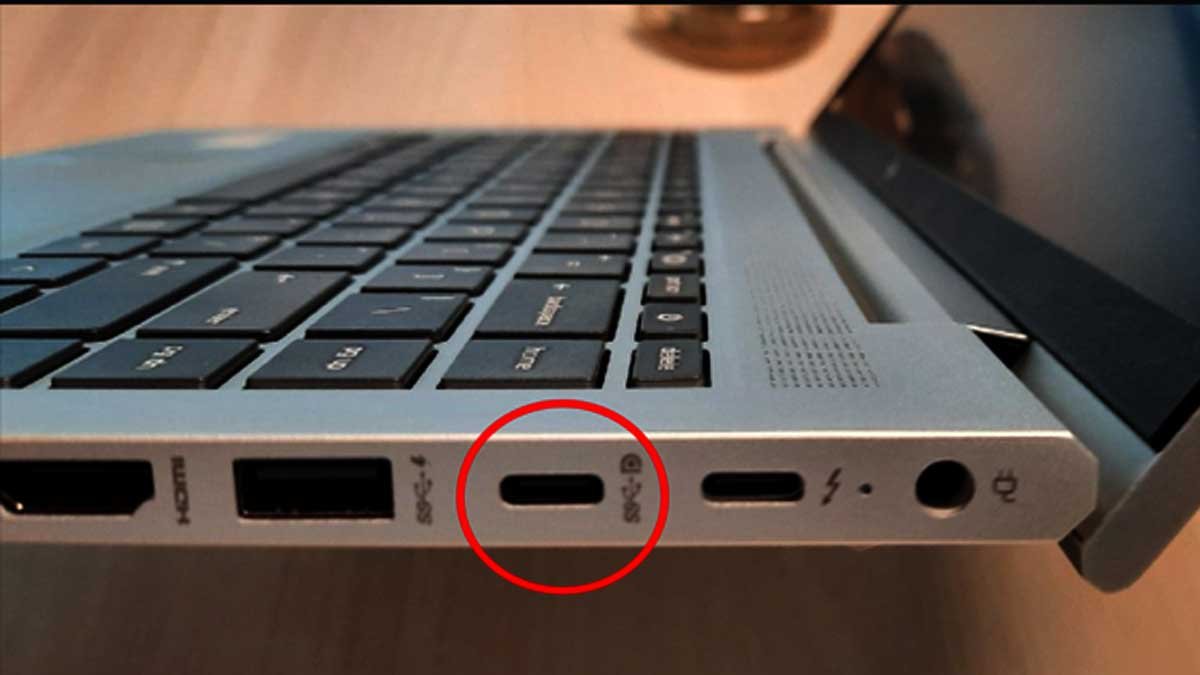 लैपटॉप का Type-C पोर्ट इस्तेमाल करते हुए