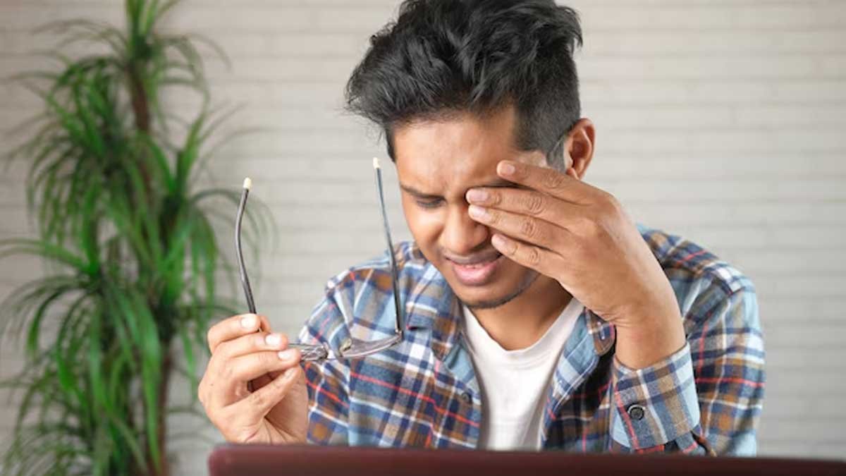 सुबह आंखों में दर्द से परेशान व्यक्ति
