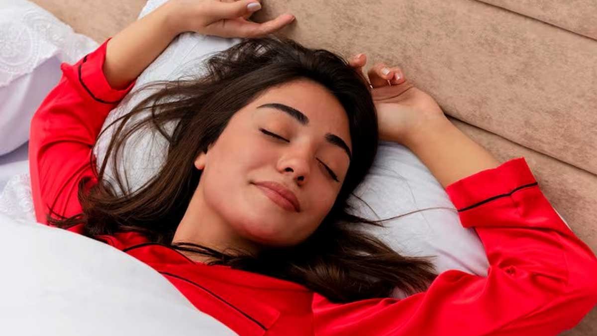 सुबह की धूप में योग और पानी पीता व्यक्ति