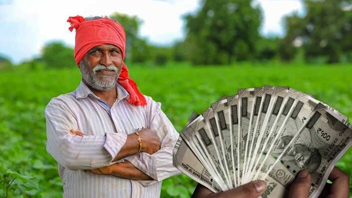 पीएम किसान योजना में ऑनलाइन जानकारी अपडेट करते किसान