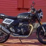 ट्रायम्फ ट्रैकर 400 बाइक का फ्रंट और साइड व्यू