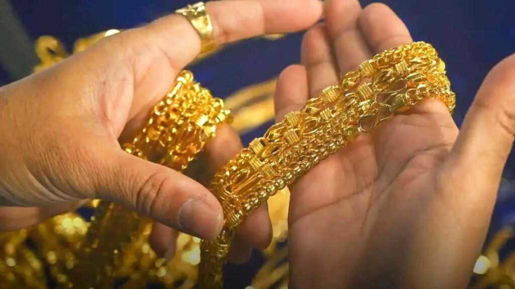 लगातार बढ़ रहा है गोल्ड इंपोर्ट