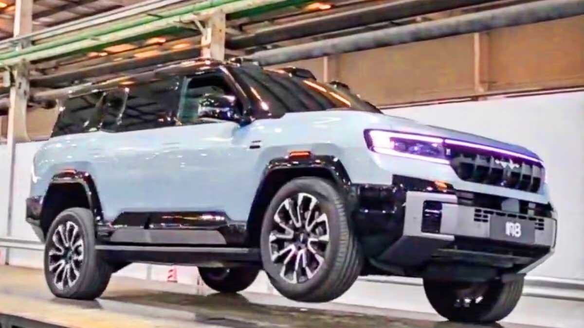 BYD Flash Charging इलेक्ट्रिक SUV 3 पहियों पर चलने वाली तकनीक के साथ