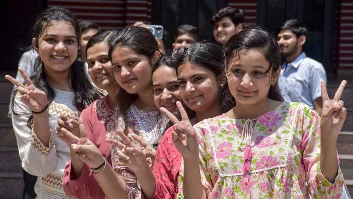 CBSE 12वीं रिजल्ट 2026 में छात्रों की सफलता