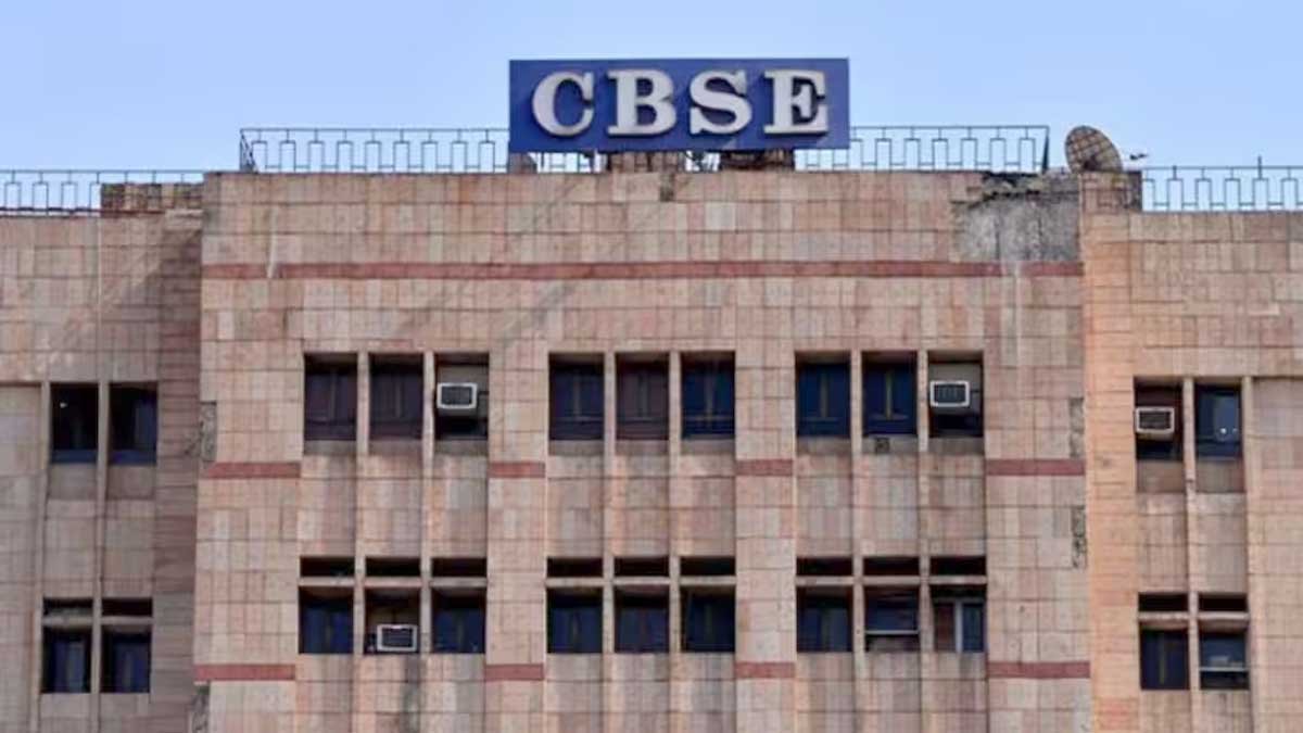 CBSE नई भाषा नीति 2026-27 के तहत कक्षा 9 और 10 के छात्र तीन भाषाएं पढ़ते हुए