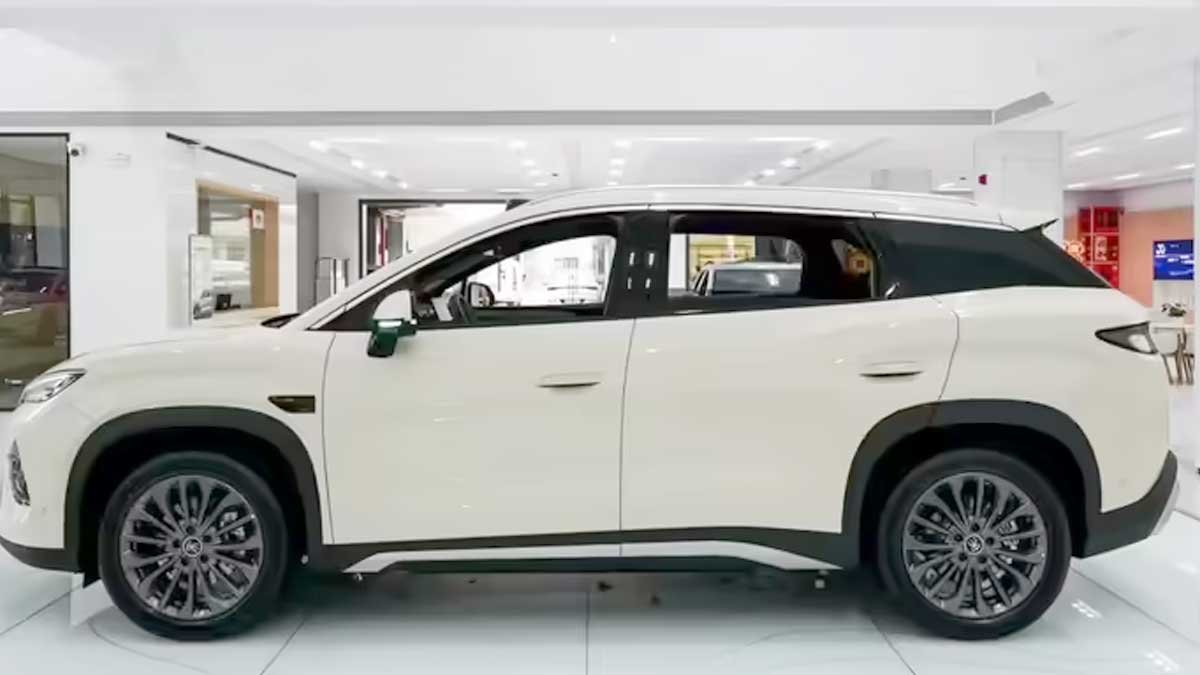 BYD Song Ultra EV इलेक्ट्रिक कार चार्जिंग के दौरान