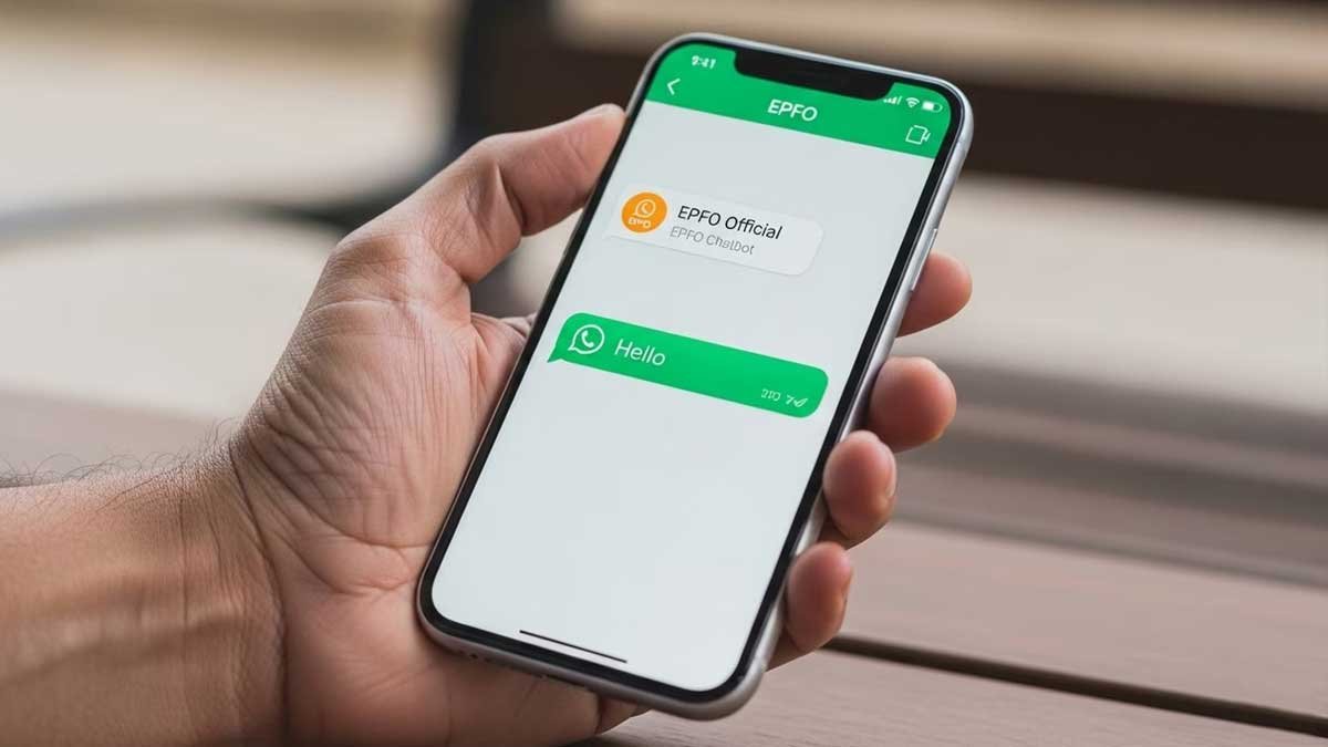EPFO WhatsApp Service के जरिए PF अपडेट की डिजिटल सुविधा दिखाता मोबाइल स्क्रीन