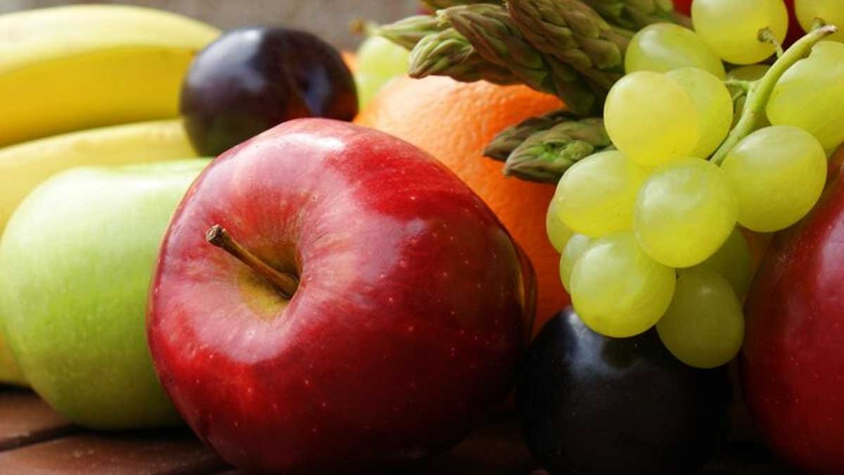 खाली पेट फल खाते हुए व्यक्ति की तस्वीर