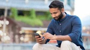सुबह उठते ही मोबाइल फोन देखते हुए व्यक्ति