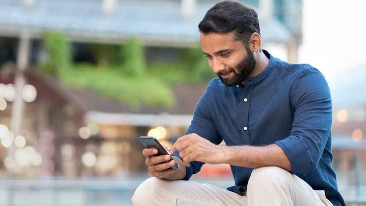 सुबह उठते ही मोबाइल फोन देखते हुए व्यक्ति