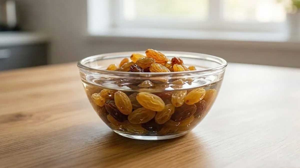 खाली पेट किशमिश का पानी पीती महिला