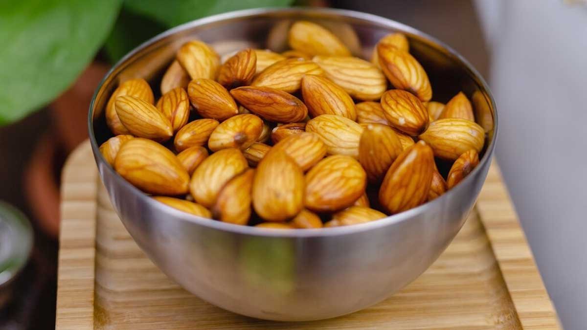 पानी में भीगे हुए बादाम का कटोरा