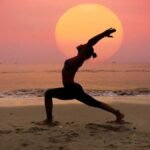 सुबह सूर्य नमस्कार करते लोग