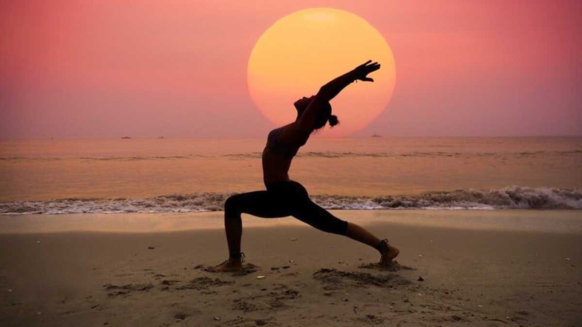 सुबह सूर्य नमस्कार करते लोग